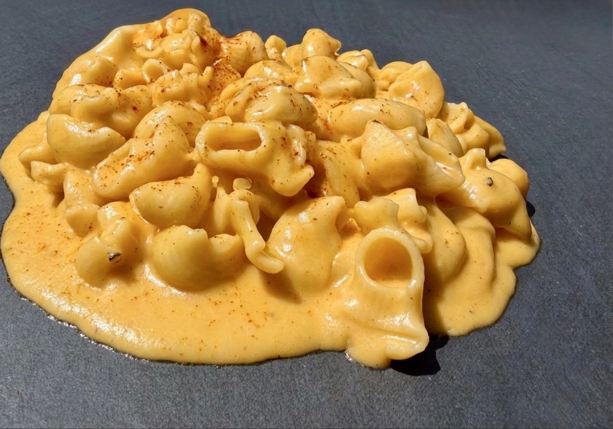 Creamy mac and cheese with paprika